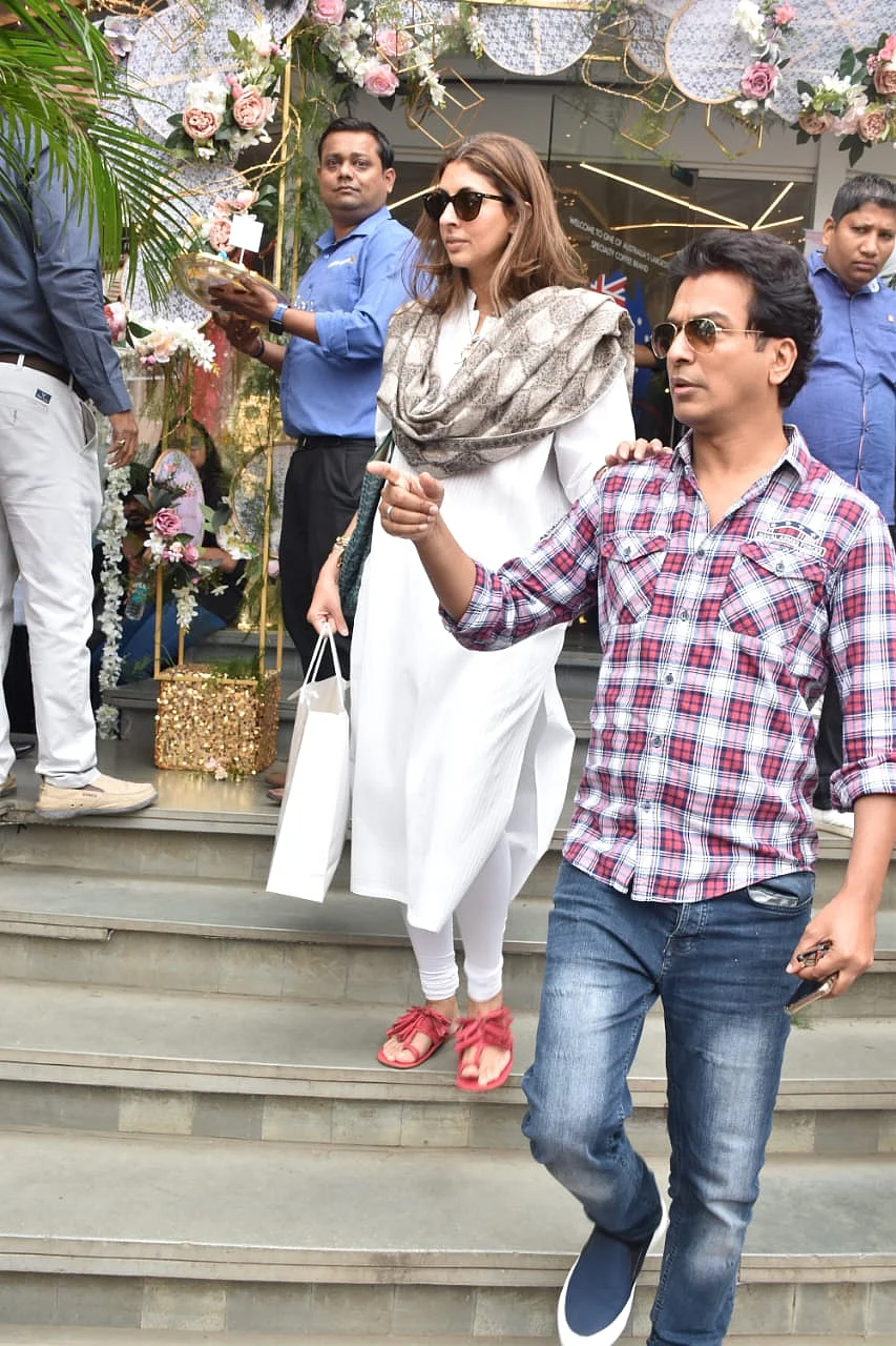 Are those firecrackers on Shweta Bachchan Nanda's chappals?