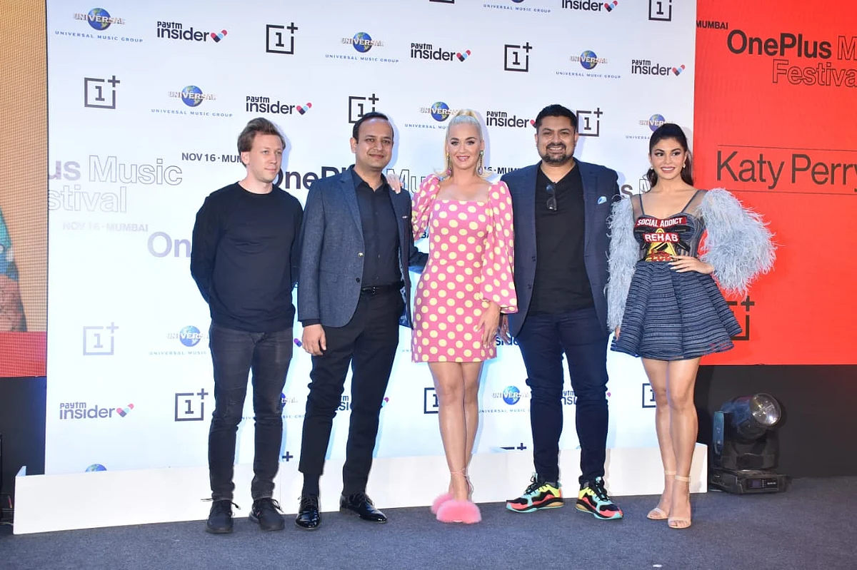 Watch Video: Jacqueline Fernandez teaches Katy Perry how to do 'Namaste'
