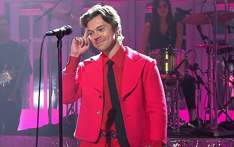 Best Time To Be A Harry Styles Fan Releases New Song Watermelon Sugar At The Same Time As Snl Hosting Debut