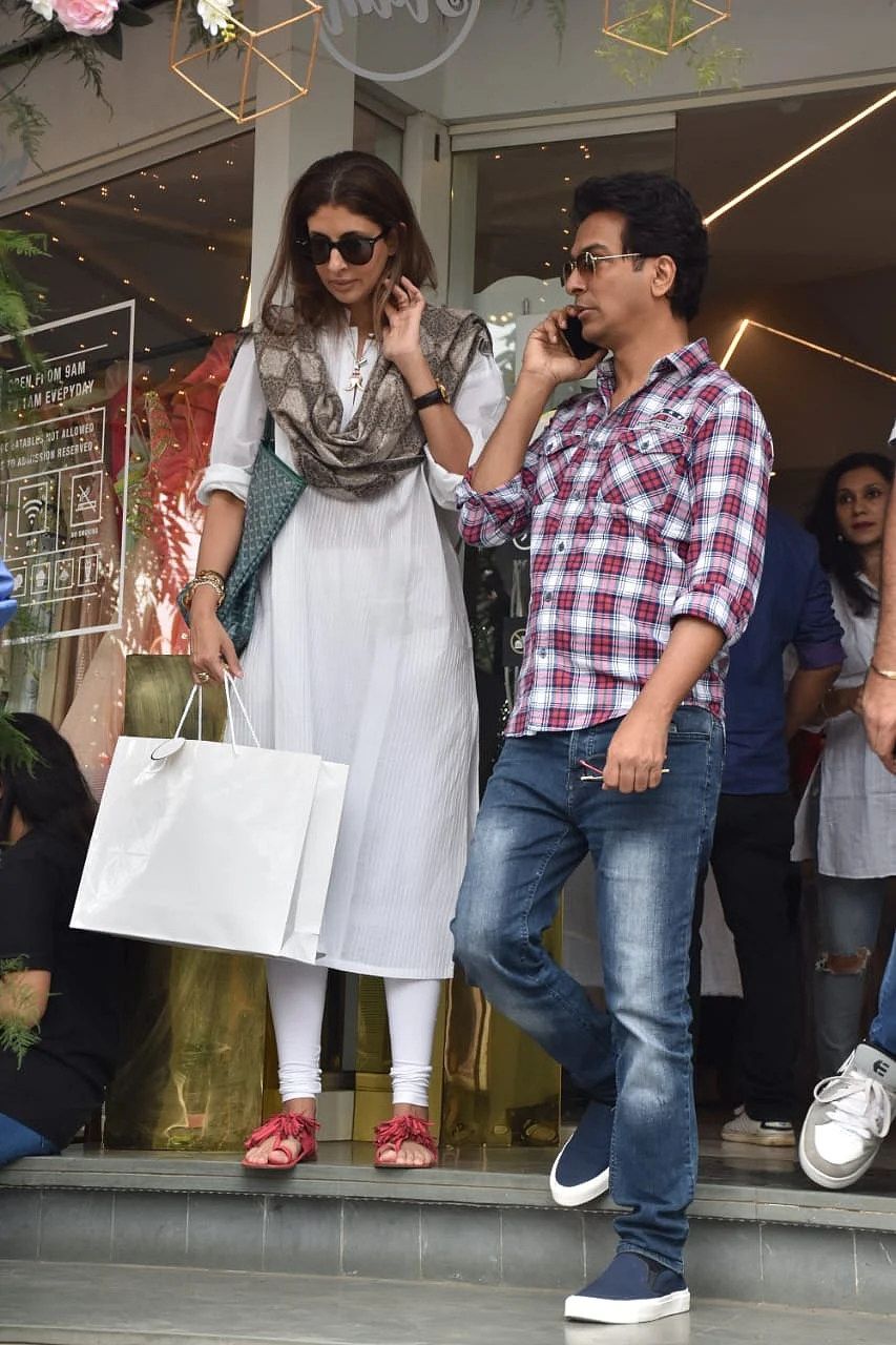 Are those firecrackers on Shweta Bachchan Nanda's chappals?