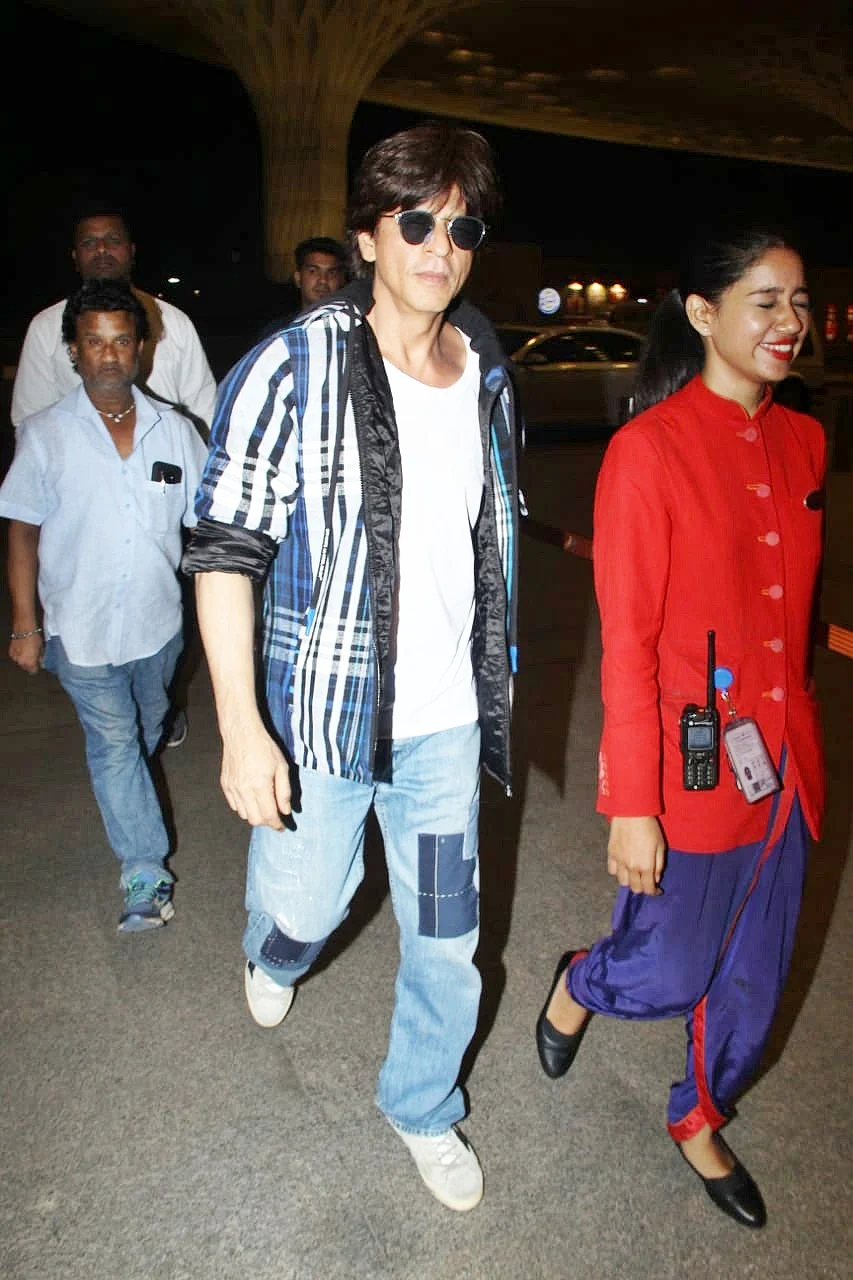 We feel you: Airport lady escorting Shah Rukh Khan can't hide her excitement