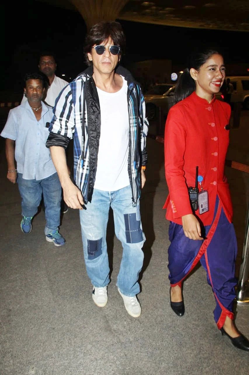 We feel you: Airport lady escorting Shah Rukh Khan can't hide her excitement
