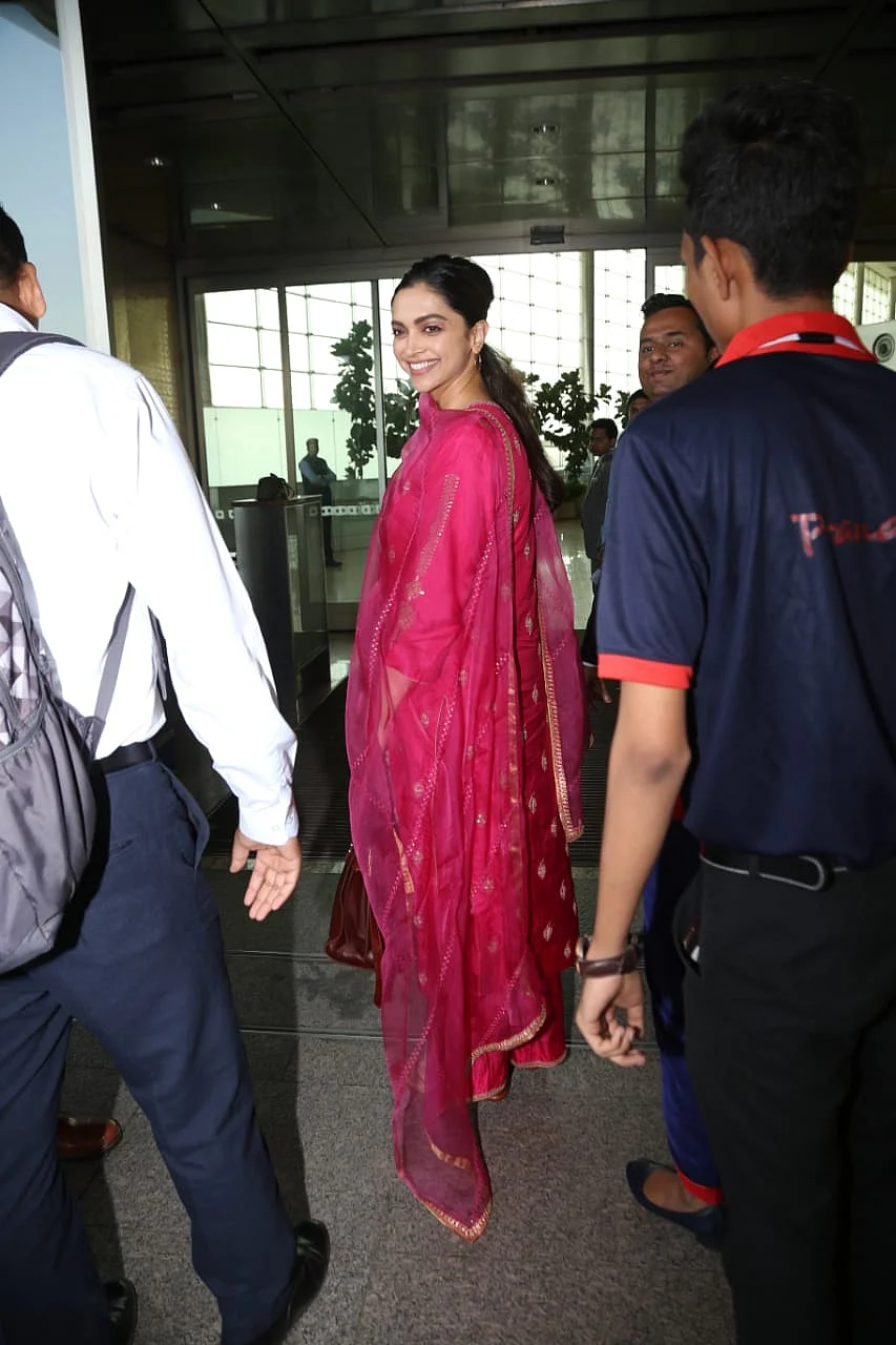 Deepika Pairs Her Royal Fuchsia Pink Salwar Suit With Rs 2 7 Lakh Handbag Sources close to pinkvilla have revealed that kareena is finally doing some good films now. deepika pairs her royal fuchsia pink