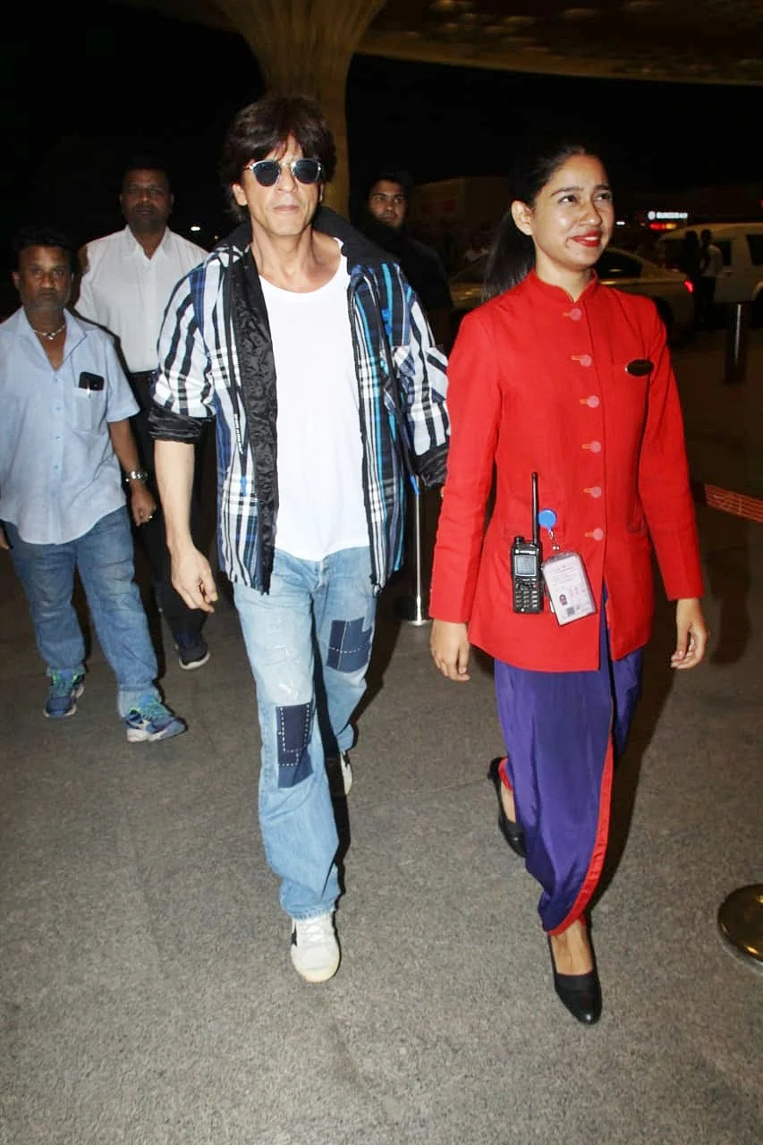We feel you: Airport lady escorting Shah Rukh Khan can't hide her excitement