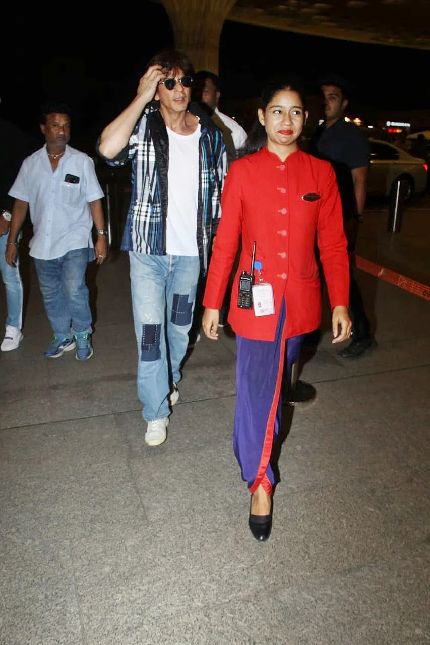 We feel you: Airport lady escorting Shah Rukh Khan can't hide her excitement