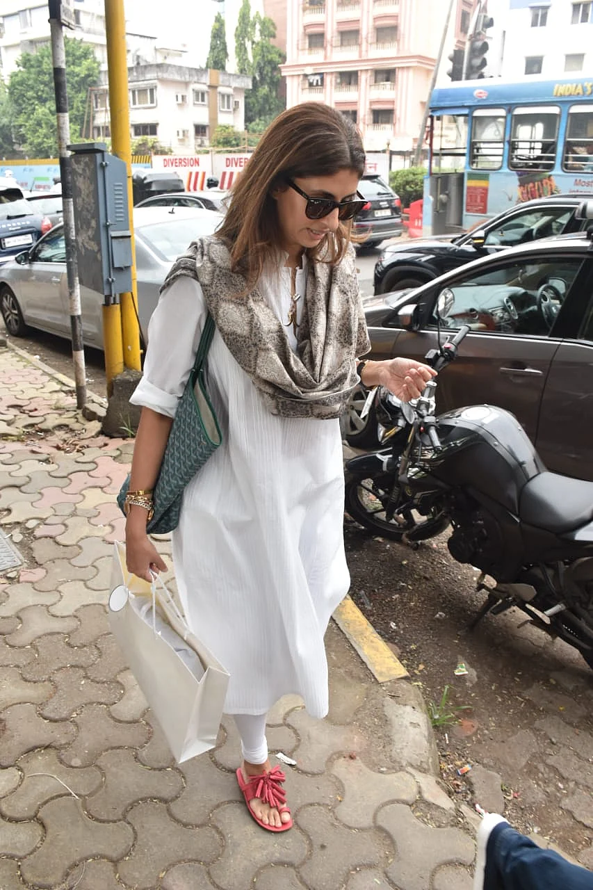 Are those firecrackers on Shweta Bachchan Nanda's chappals?