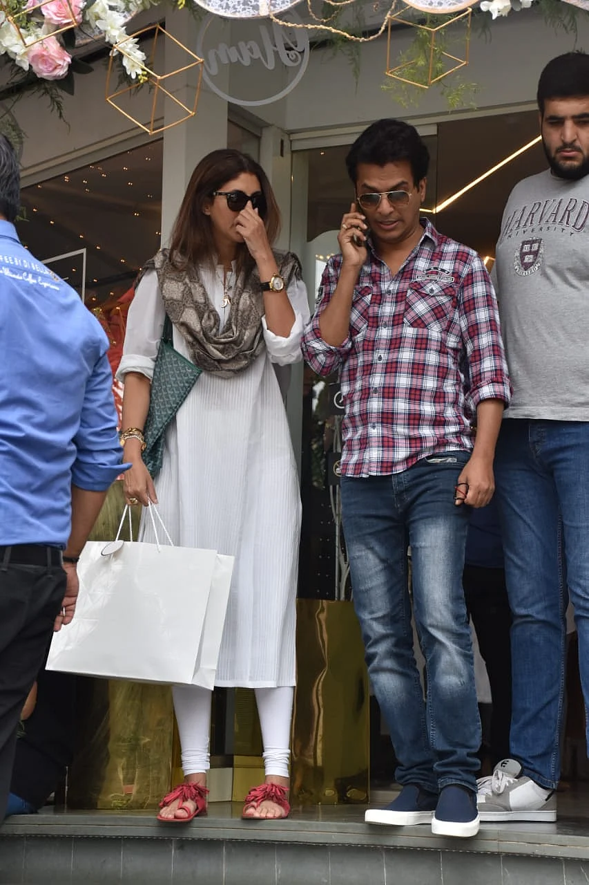 Are those firecrackers on Shweta Bachchan Nanda's chappals?