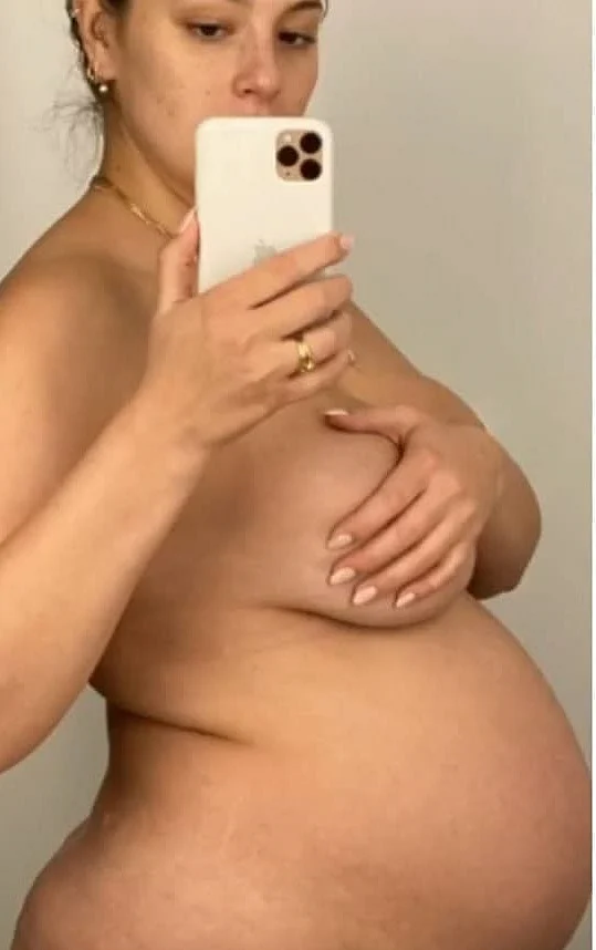 Plus-size model Ashley Graham redefines maternity with nude selfie, wishes fans on Thanksgiving