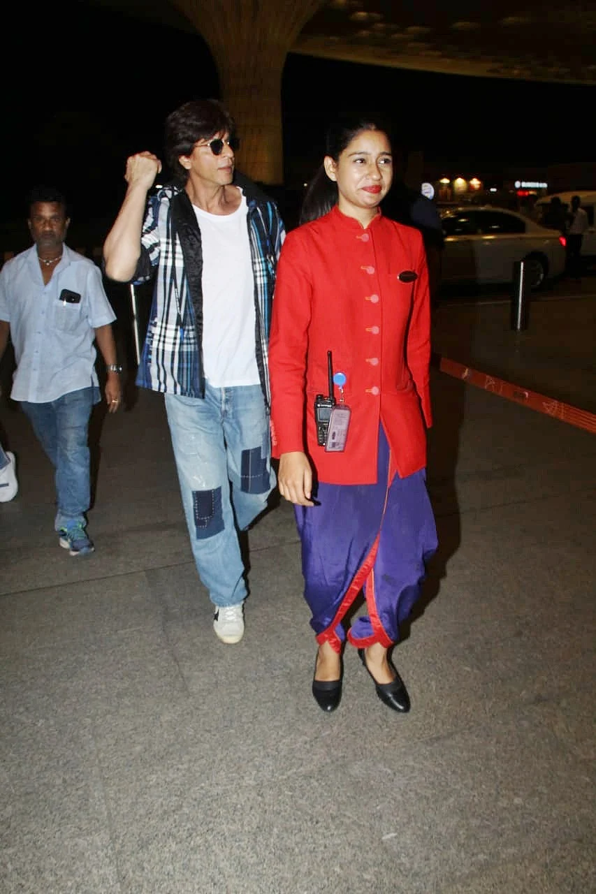 We feel you: Airport lady escorting Shah Rukh Khan can't hide her excitement