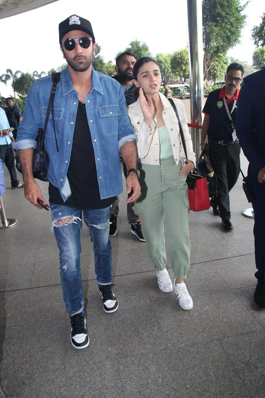 Why isn't Alia Bhatt holding beau Ranbir Kapoor's hand at the airport?