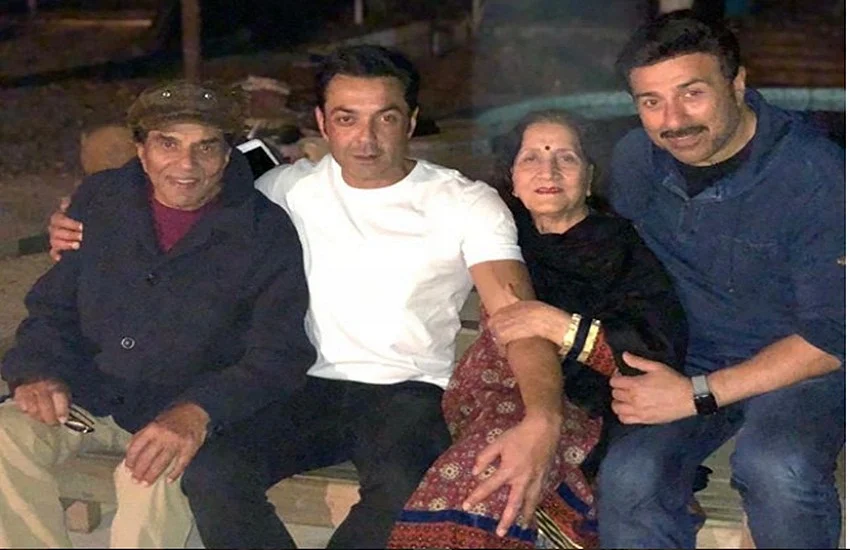 Dharmendra celebrating New Year 2018 with first wife and sons