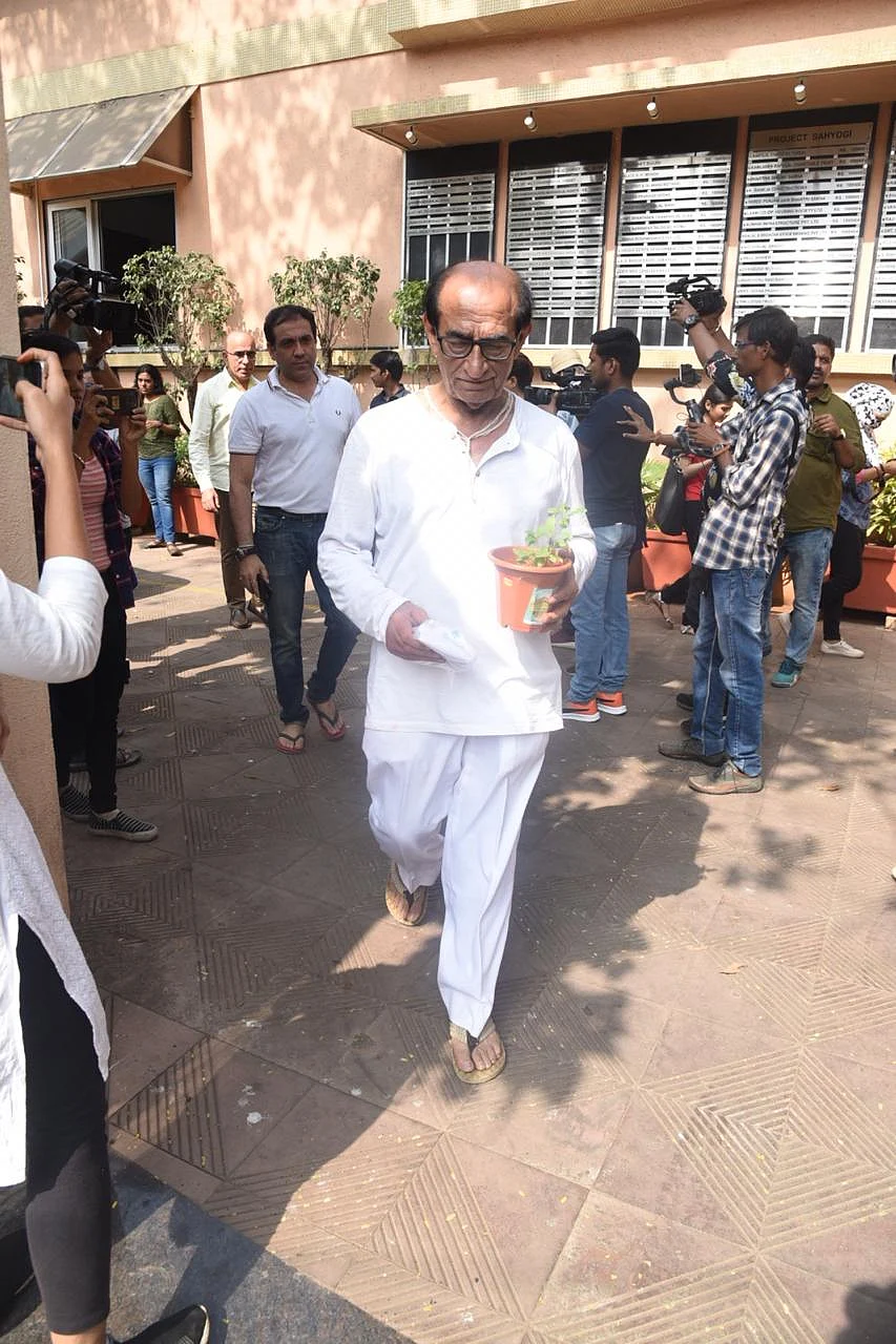 Karanvir Bohra, Arjun Bijlani and other TV actors attend last rites of Kushal Punjabi