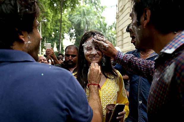 Pati Patni Aur Woh: Cake war on Kartik Aaryan, Ananya Panday's last day of Lucknow schedule