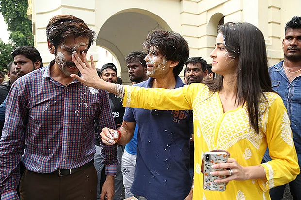 Pati Patni Aur Woh: Cake war on Kartik Aaryan, Ananya Panday's last day of Lucknow schedule