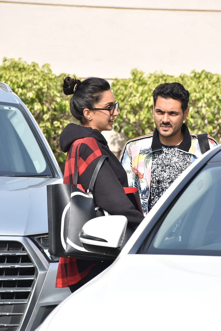 Kiara Advani's handbag worth Rs 2 Lakh doesn't even have a zip!