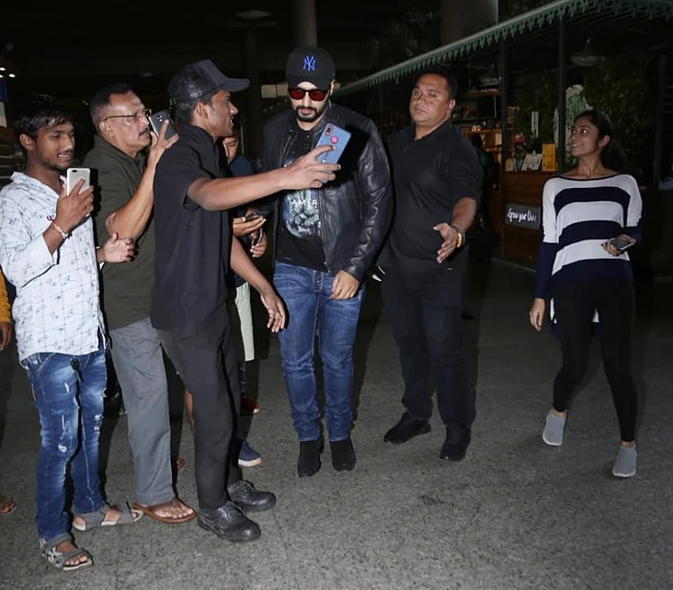 Arjun Kapoor helping this uncle take a selfie at the airport wins the internet