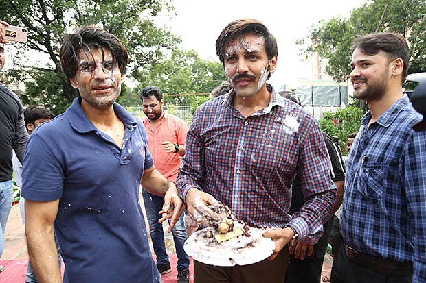 Pati Patni Aur Woh: Cake war on Kartik Aaryan, Ananya Panday's last day of Lucknow schedule