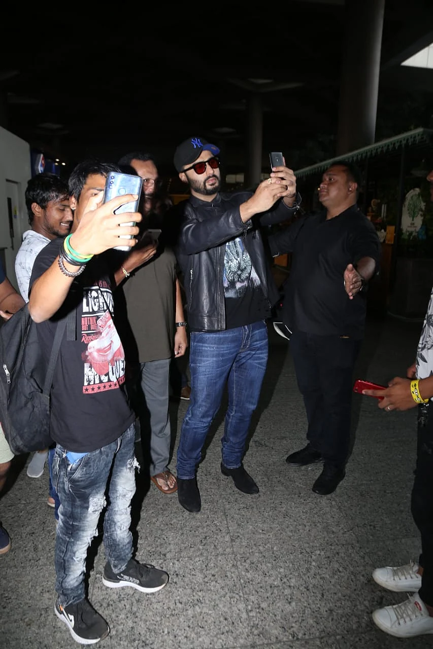 Arjun Kapoor helping this uncle take a selfie at the airport wins the internet
