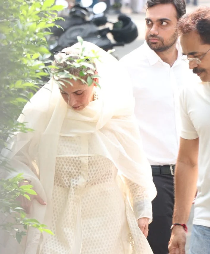 Inside Pics: Akshay Kumar, Twinkle Khanna bid goodbye to Betty Kapadia in peaceful funeral ceremony