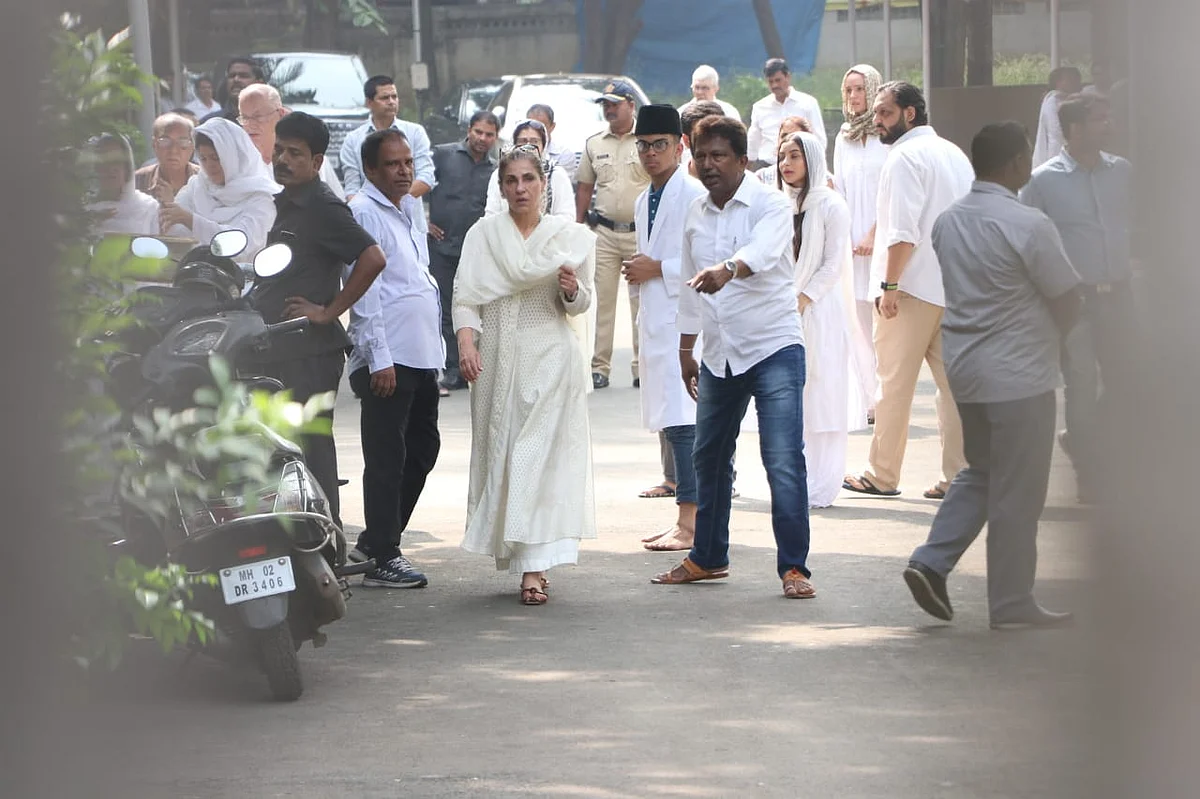 Inside Pics: Akshay Kumar, Twinkle Khanna bid goodbye to Betty Kapadia in peaceful funeral ceremony