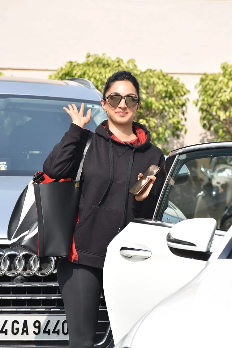 Kiara Advani's handbag worth Rs 2 Lakh doesn't even have a zip!