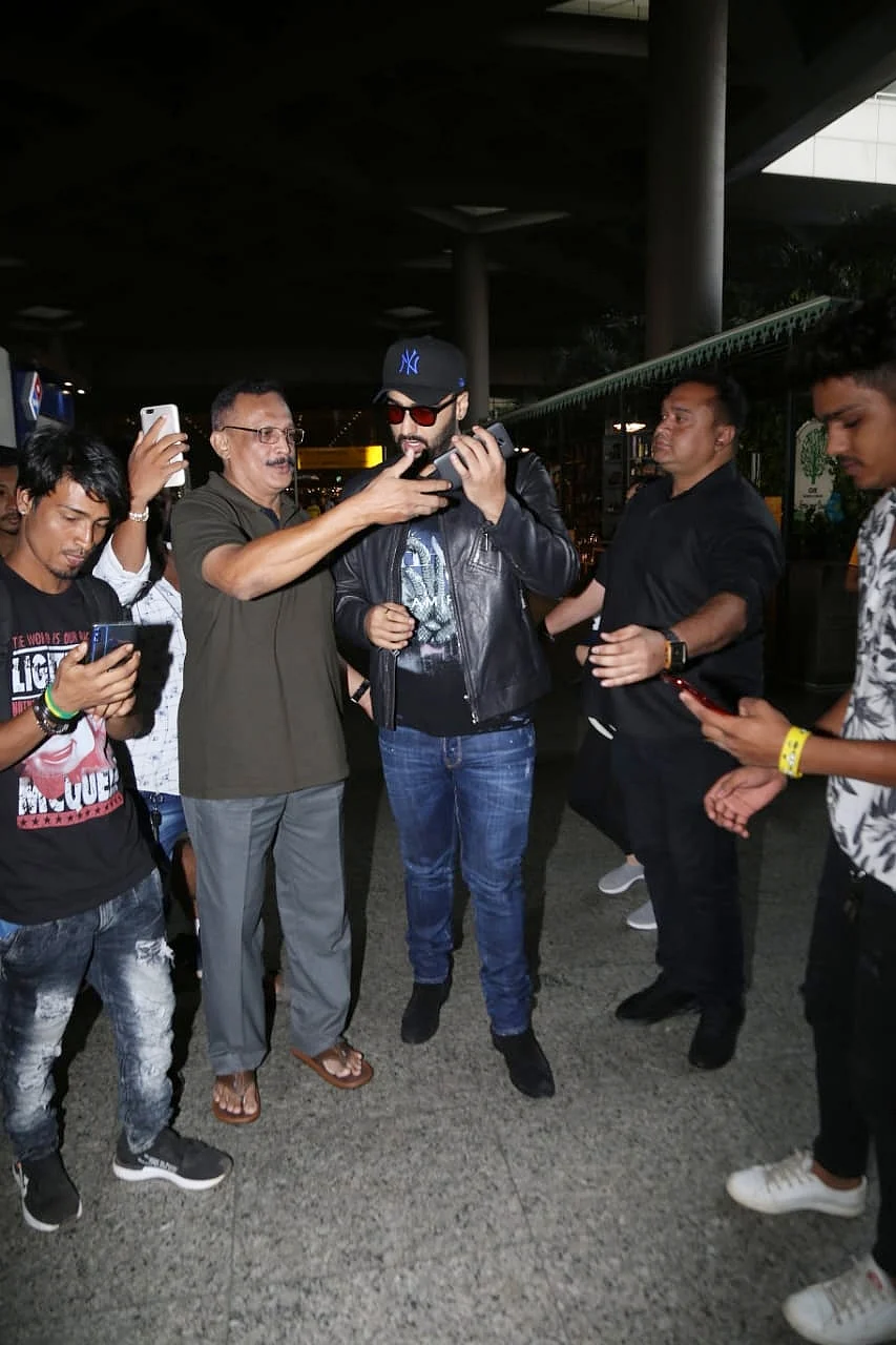 Arjun Kapoor helping this uncle take a selfie at the airport wins the internet