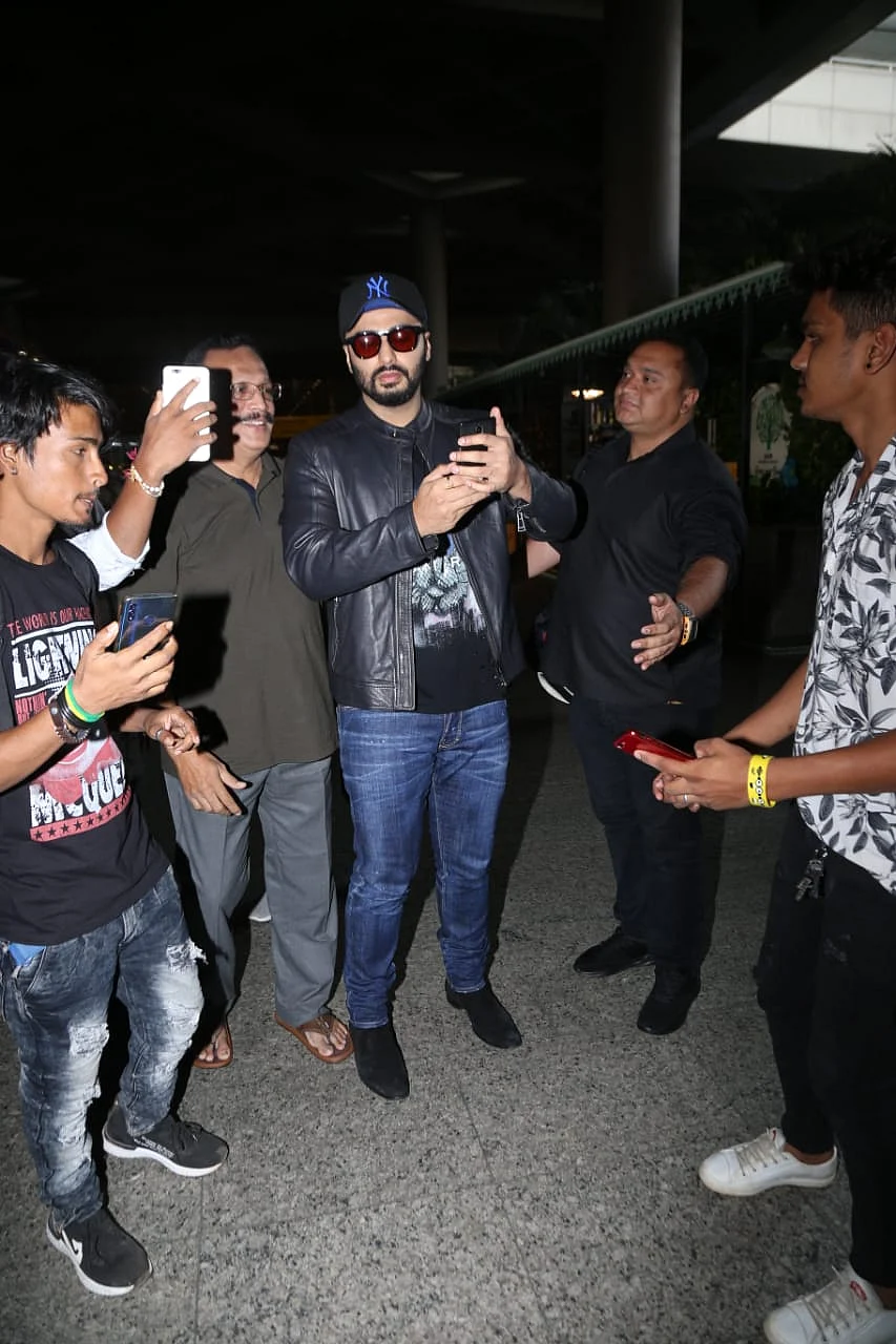 Arjun Kapoor helping this uncle take a selfie at the airport wins the internet