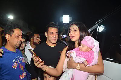 Bhai S Paternal Instinct Salman Khan Obliges For Super Mom Struggling With Her Baby To Get A Arpita khan ( salman khan's sister ) lifestyle, husband, son, family, wiki and biography | #arpitakhan #salmankhan #arpitawiki find out salman khan sister arpita khan misbehave with husband ayush sharma at loveyatri movie special screen watch latest bollywood gossip videos.