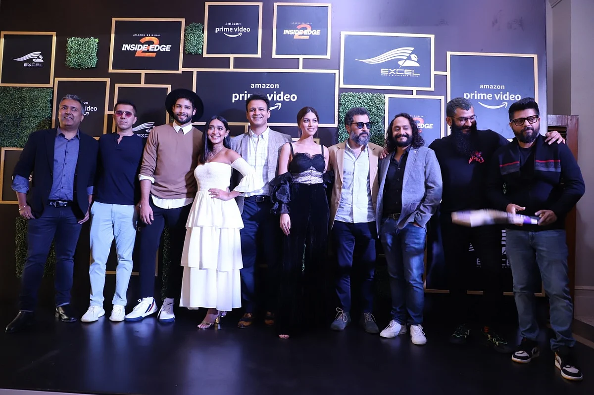 Inside Edge 2: Siddhant Chaturvedi, Sayani Gupta, Vivek Oberoi make for a happy bunch