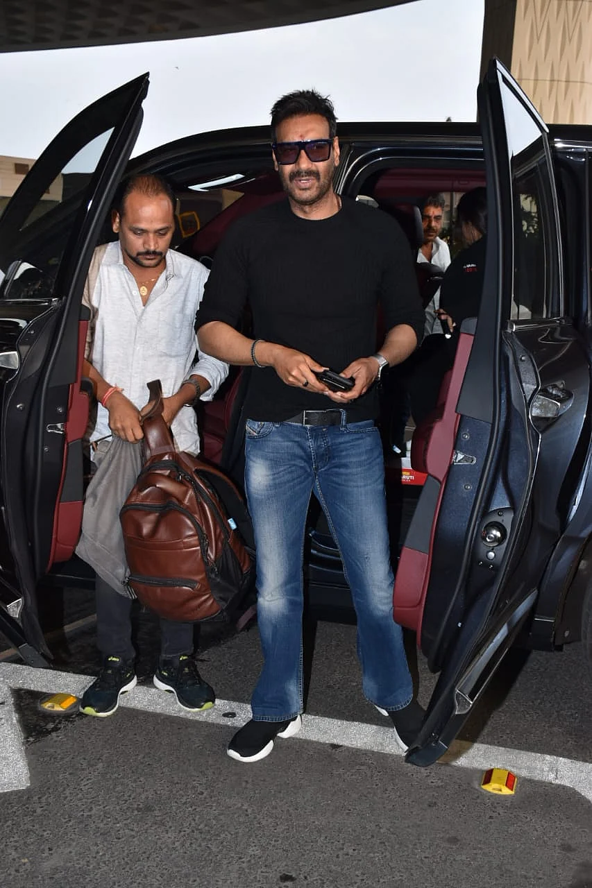 Ajay Devgn arrives at the airport with internet's favourite 'mature bag'