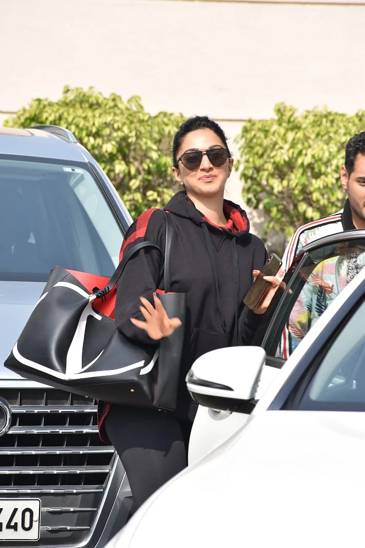 Kiara Advani's handbag worth Rs 2 Lakh doesn't even have a zip!