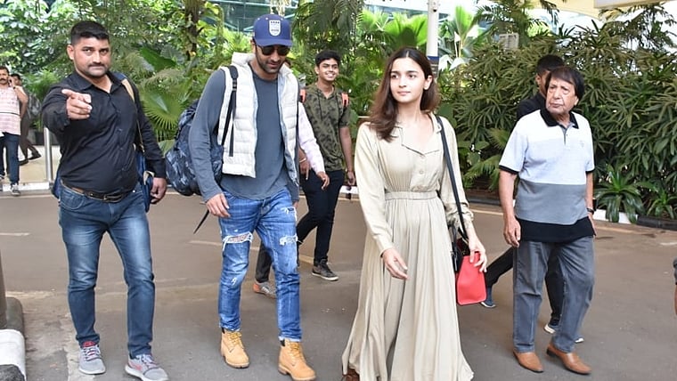 Alia Bhatt Pairs Her Rs 8k Dress With Rs 2 6 Lakh Bag As Airport Look Annapurna rao on jul 02, 2019. alia bhatt pairs her rs 8k dress with