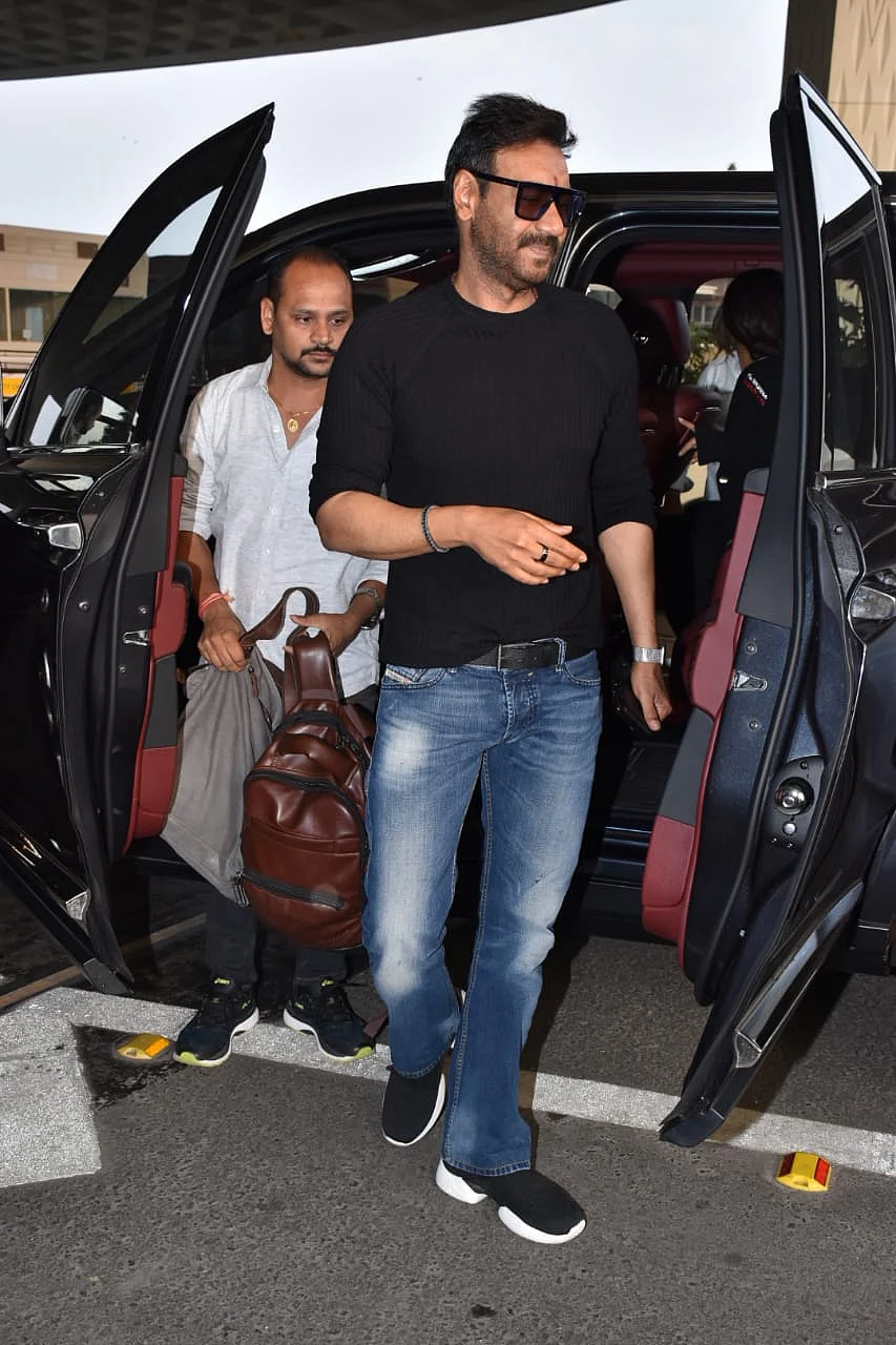 Ajay Devgn arrives at the airport with internet's favourite 'mature bag'