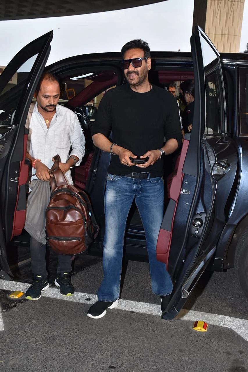 Ajay Devgn arrives at the airport with internet's favourite 'mature bag'
