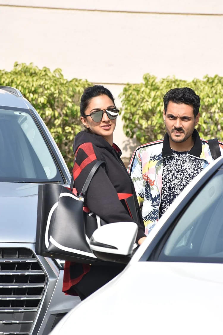 Kiara Advani's handbag worth Rs 2 Lakh doesn't even have a zip!