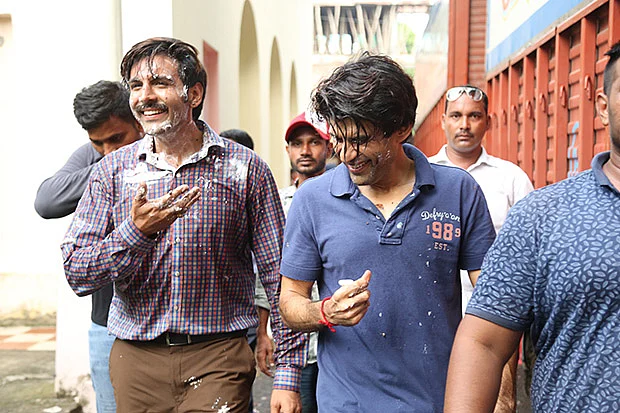 Pati Patni Aur Woh: Cake war on Kartik Aaryan, Ananya Panday's last day of Lucknow schedule