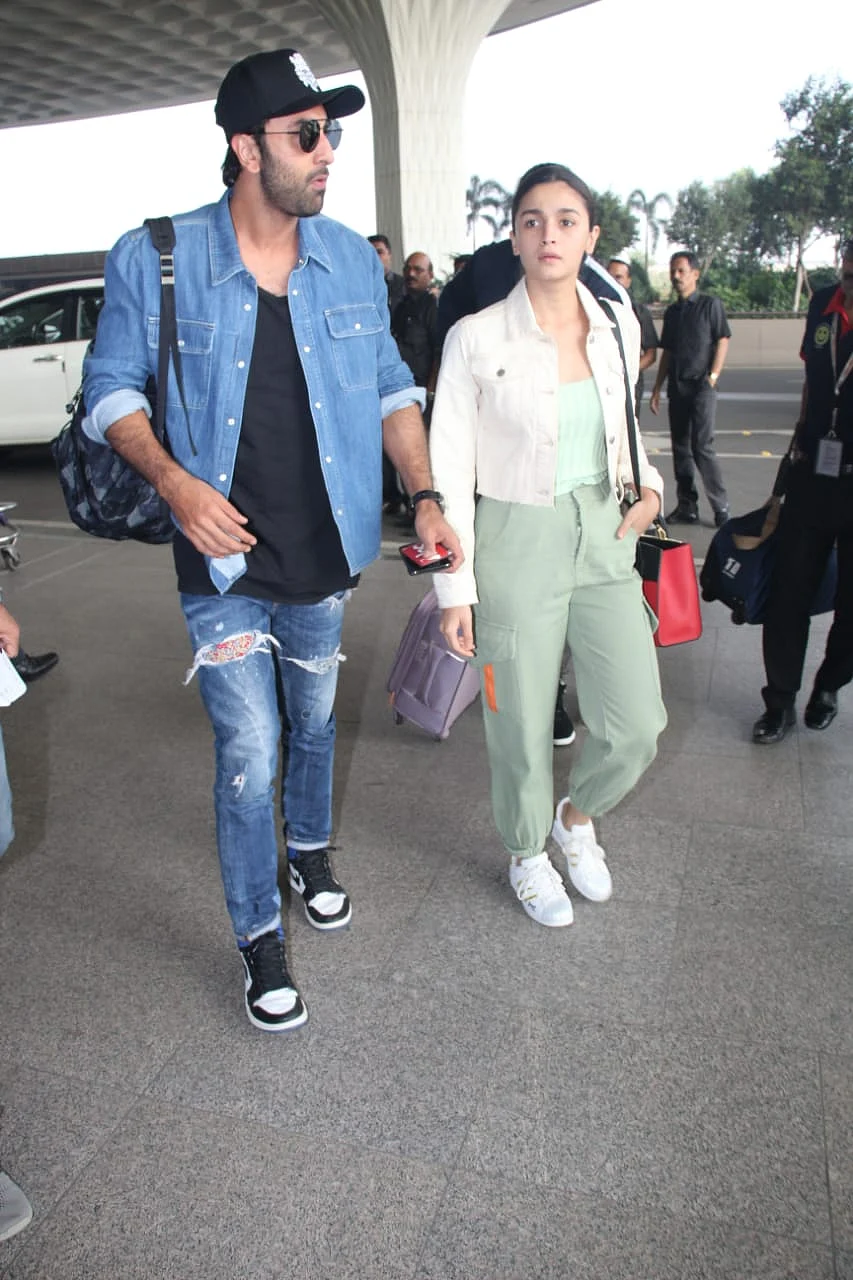 Why isn't Alia Bhatt holding beau Ranbir Kapoor's hand at the airport?