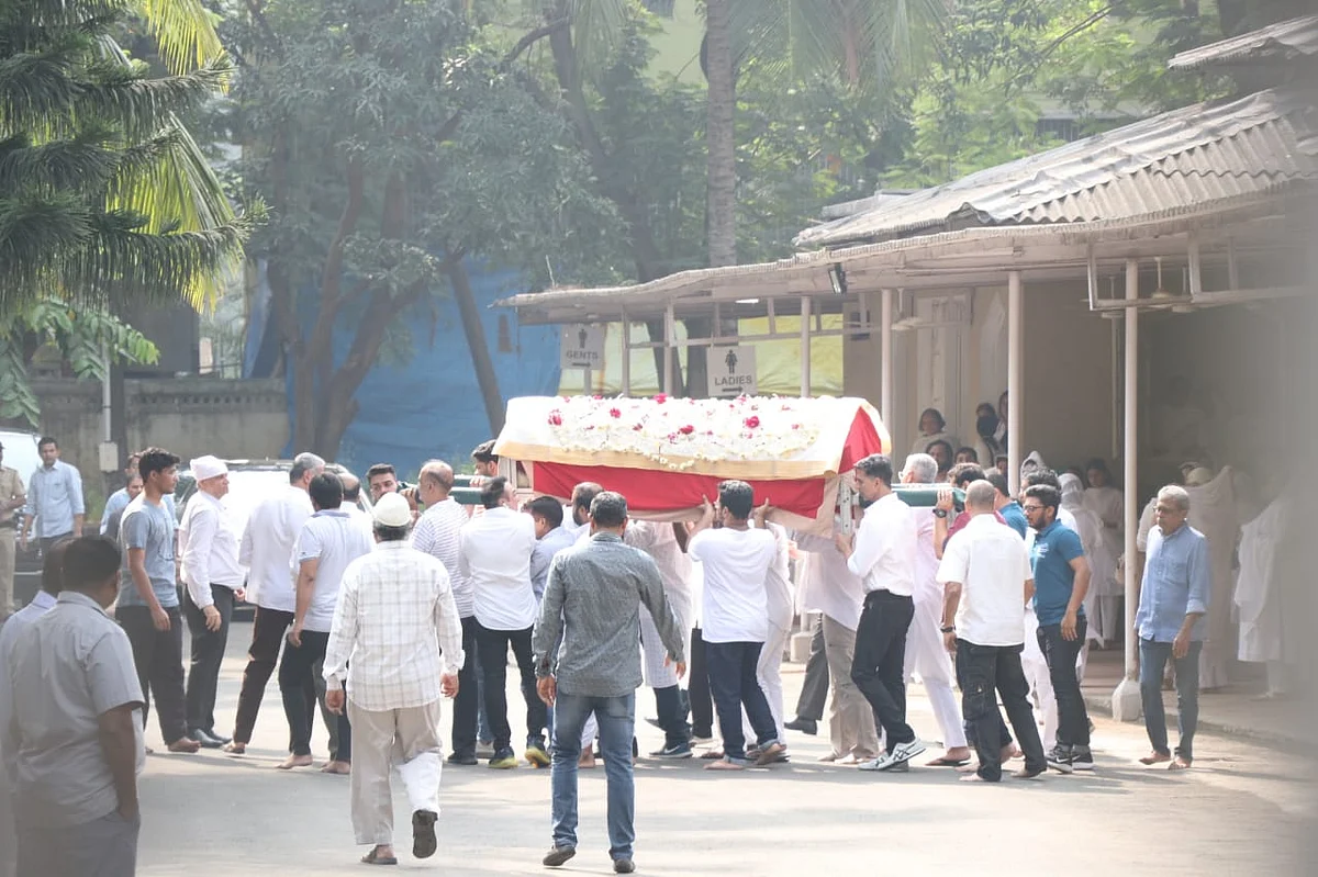 Inside Pics: Akshay Kumar, Twinkle Khanna bid goodbye to Betty Kapadia in peaceful funeral ceremony