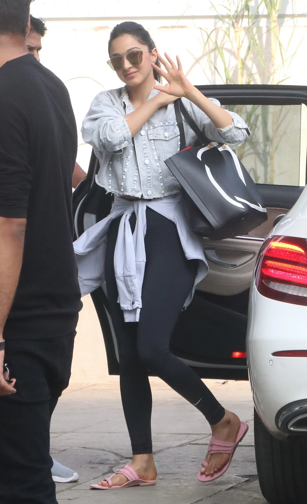 Wait, what! Kiara Advani teams her Rs 2 lakh Valentino bag with Rs 200 Kolhapuris?