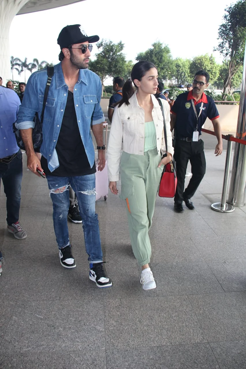 Why isn't Alia Bhatt holding beau Ranbir Kapoor's hand at the airport?