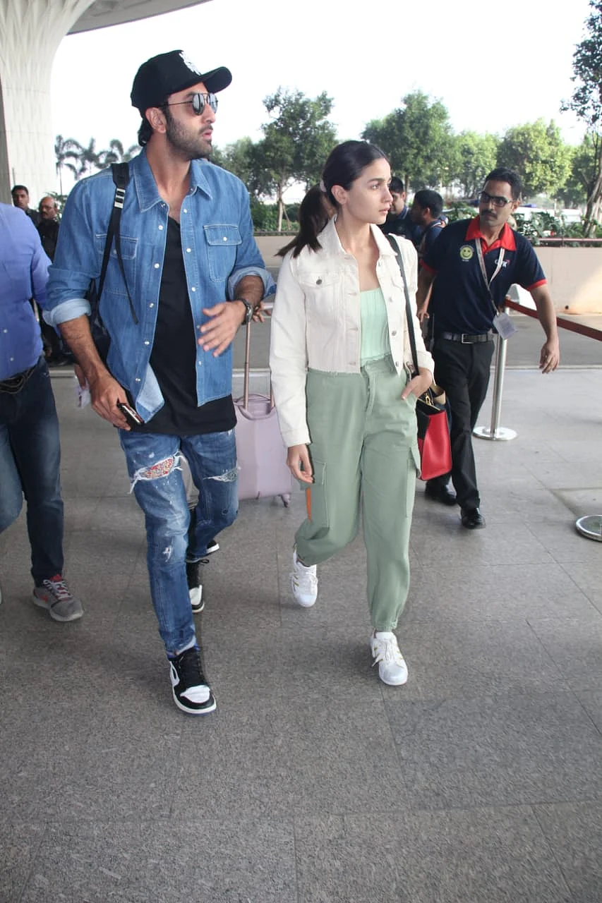 Why isn't Alia Bhatt holding beau Ranbir Kapoor's hand at the airport?