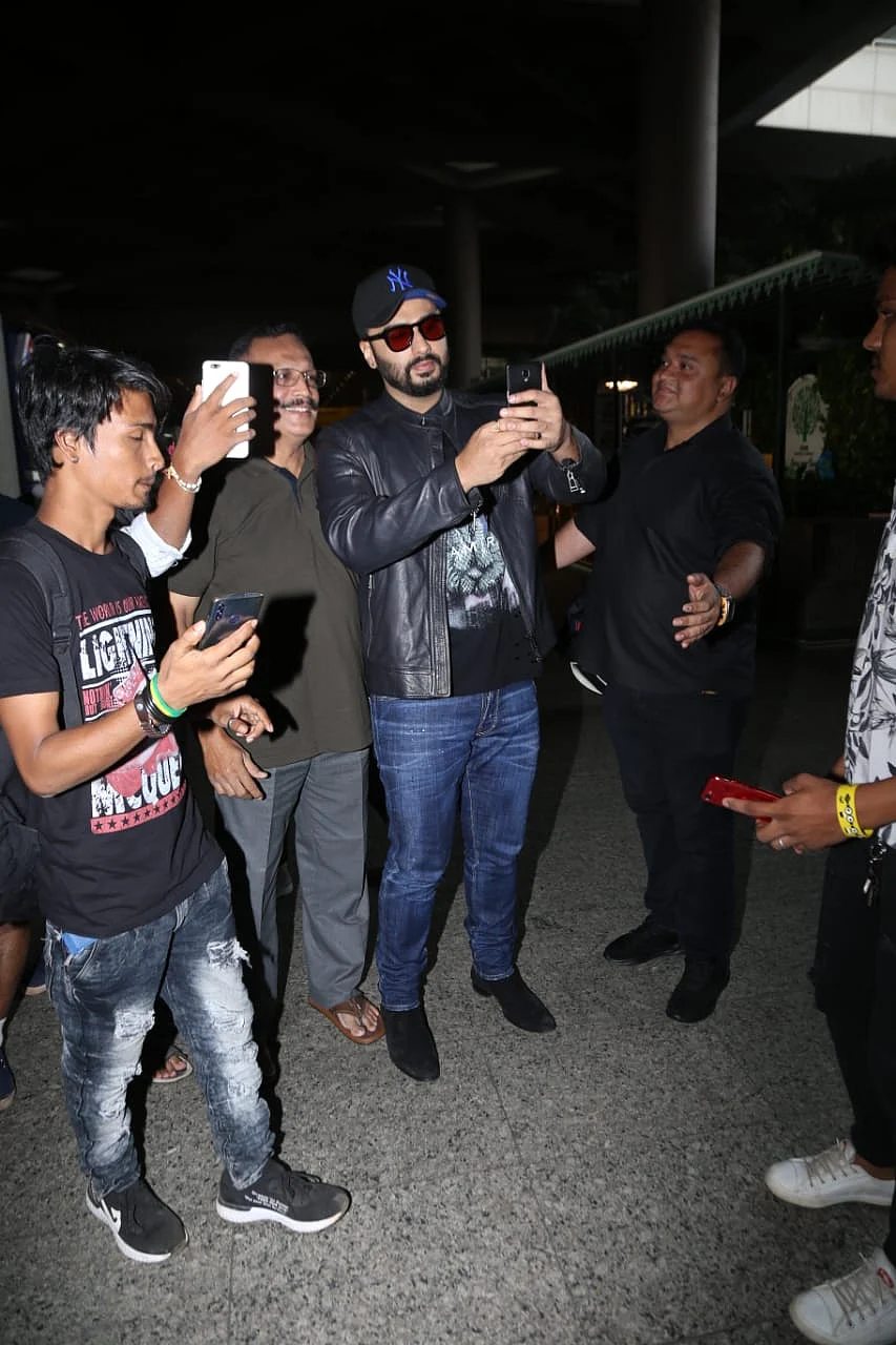 Arjun Kapoor helping this uncle take a selfie at the airport wins the internet