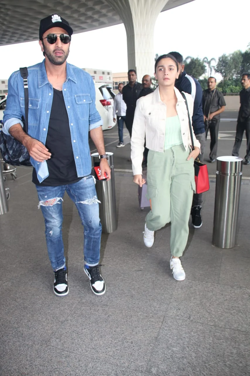 Why isn't Alia Bhatt holding beau Ranbir Kapoor's hand at the airport?
