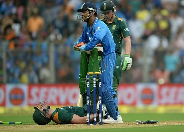 MS Dhoni helps Du Plessis stretch his legs
