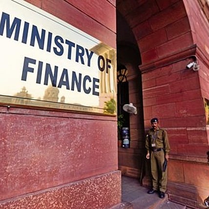 Finance panel bats for a range of fiscal deficit