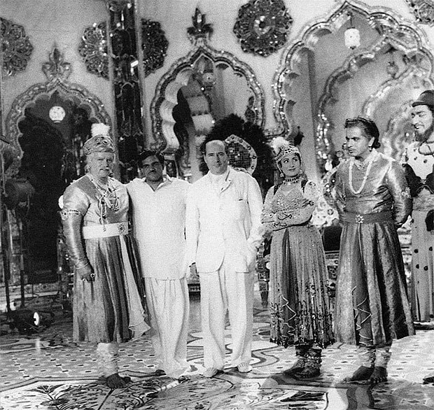 Rishi Kapoor shares rare photo of Mughal-e-Azam cast with Italian filmmaker Roberto Rossellini
