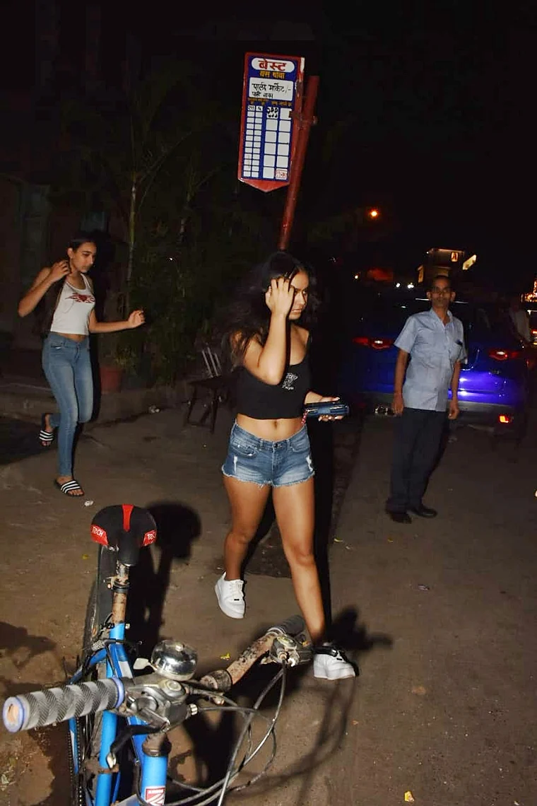 No money for Uber? Nysa Devgan spotted at 'BEST' bus stop