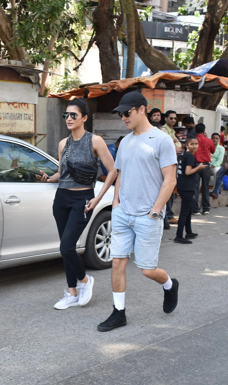 In pics: Shruti Haasan spotted with mystery man, strolling through the streets of Mumbai
