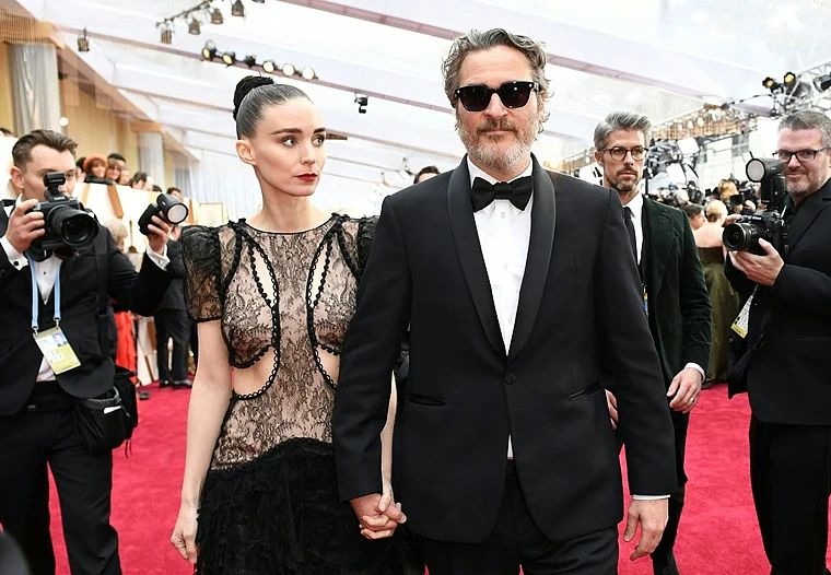 Oscars 2020: Joaquin Phoenix can't get enough of his ladylove Rooney Mara