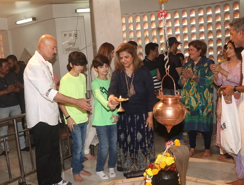In Pics Hrithik Roshan Sussanne Khan Offer Prayers To Lord Shiva With Family On Maha Shivratri Sussanne khan, formerly known as sussanne roshan (born 26 october 1978), is an indian interior and fashion designer. in pics hrithik roshan sussanne khan